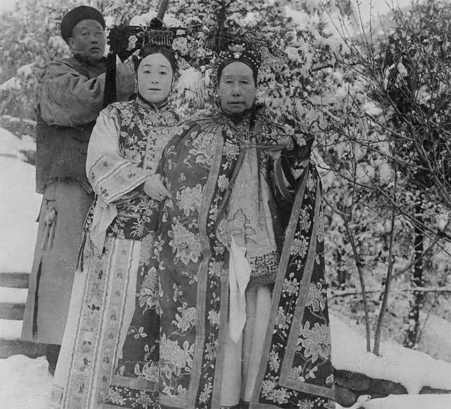 Nhưng ngoài việc là một người phụ nữ bán nước hại dân, bà cũng là một người phụ nữ cô độc sống trong chốn thâm cung. Cuộc sống quả phụ hơn 40 năm trời như vậy bà đã trải qua như thế nào?