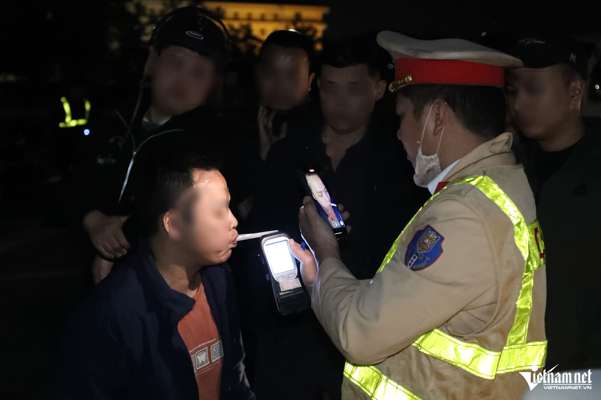 Nhận được tin báo, Đội CSGT đường bộ số 14 (Phòng CSGT Công an Hà Nội) đã cử cán bộ, chiến sĩ đến hiện trường để giải quyết vụ tai nạn. Đồng thời, lực lượng chức năng kiểm tra nồng độ cồn với các tài xế, bước đầu, không phát hiện vi phạm.