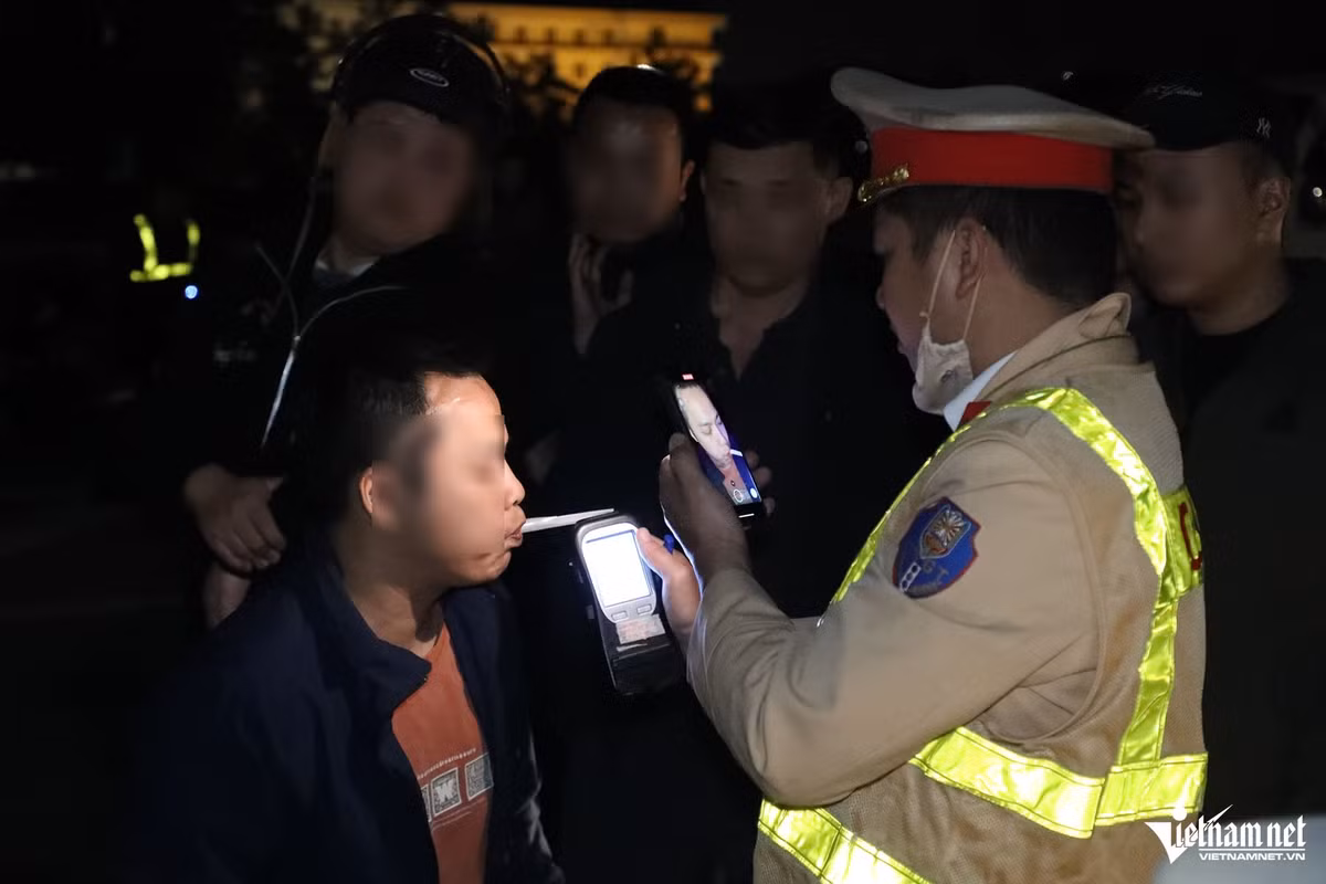 Nhận được tin báo, Đội CSGT đường bộ số 14 (Phòng CSGT Công an Hà Nội) đã cử cán bộ, chiến sĩ đến hiện trường để giải quyết vụ tai nạn. Đồng thời, lực lượng chức năng kiểm tra nồng độ cồn với các tài xế, bước đầu, không phát hiện vi phạm.