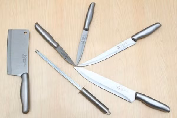 Vật dụng nguy hiểm để gần cửa: Những vật sắc nhọn như dao, kéo hay các dụng cụ dễ gây thương tích không nên để gần cửa ra vào.