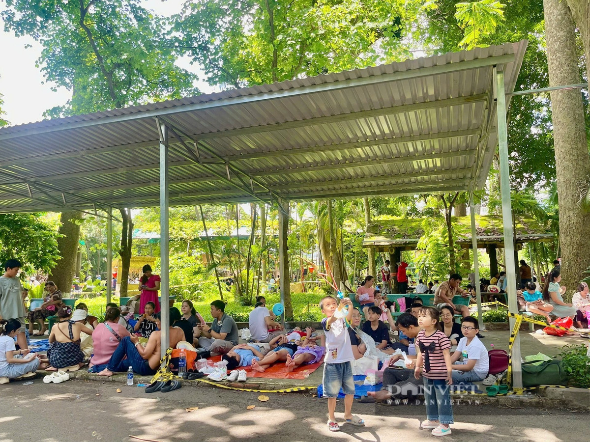 Cả những mái hiên hoặc bất cứ nơi nào có bóng mát đều có người trải bạt ngồi nghỉ chân.