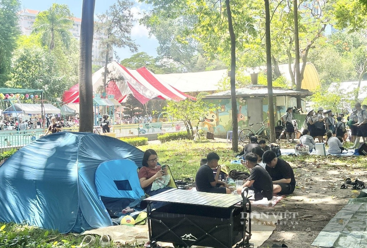 Một số gia đình mang cả lều, mùng quạt điện, đồ chơi... đầy đủ cho bé khi đi chơi Thảo Cầm Viên.