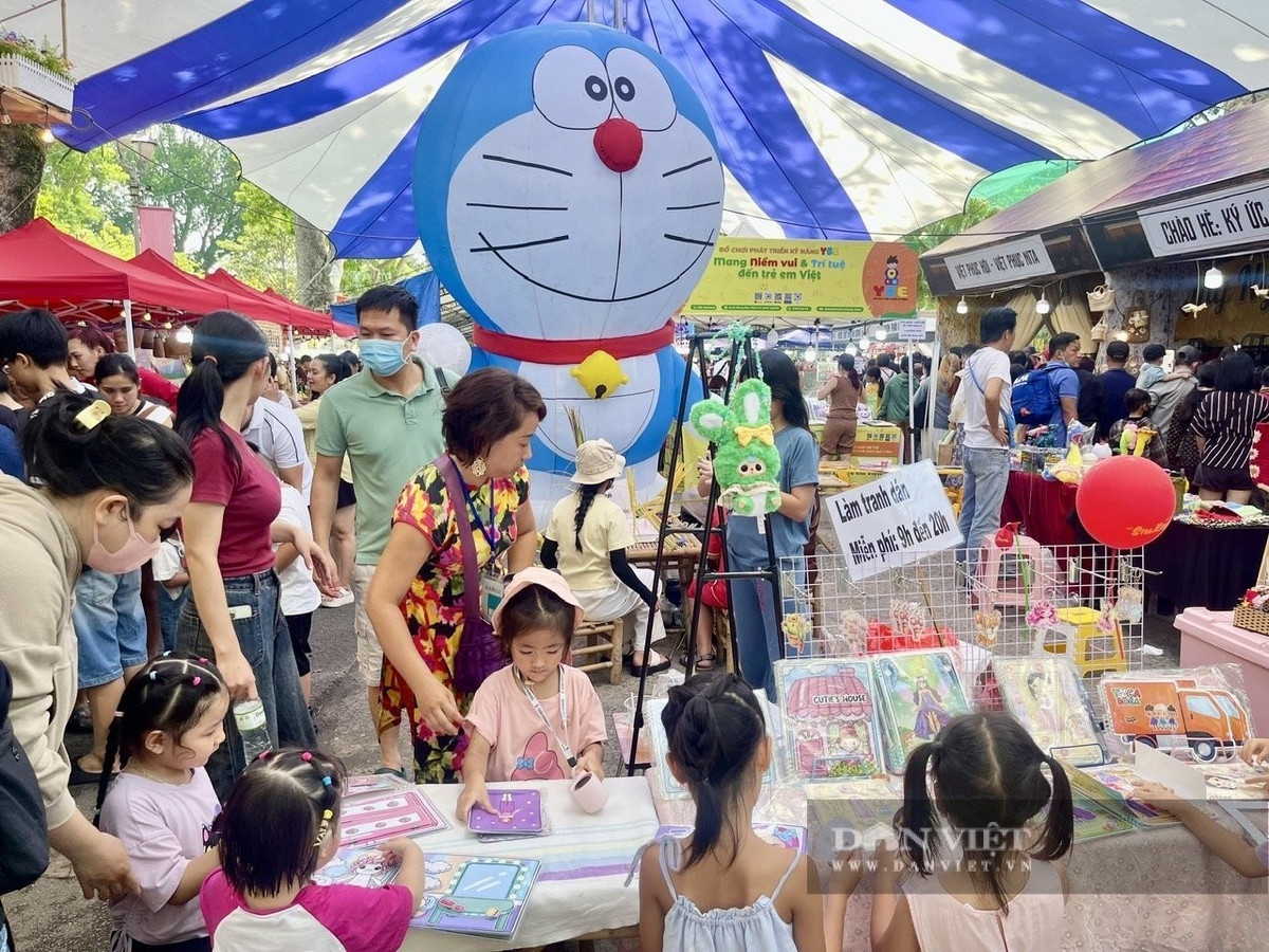 Nhiều hoạt động hấp dẫn cho thiếu nhi được tổ chức tại Thảo Cầm Viên như: Gian hàng tò he, nặn gốm, các trò chơi vận động... Bên cạnh đó, các hoạt động sáng tạo như làm nến thơm, vẽ henna hay face painting mang lại những trải nghiệm hiện đại hơn nhưng vẫn phù hợp với lứa tuổi thiếu nhi, giúp trẻ thỏa sức khám phá thế giới thủ công mỹ nghệ.