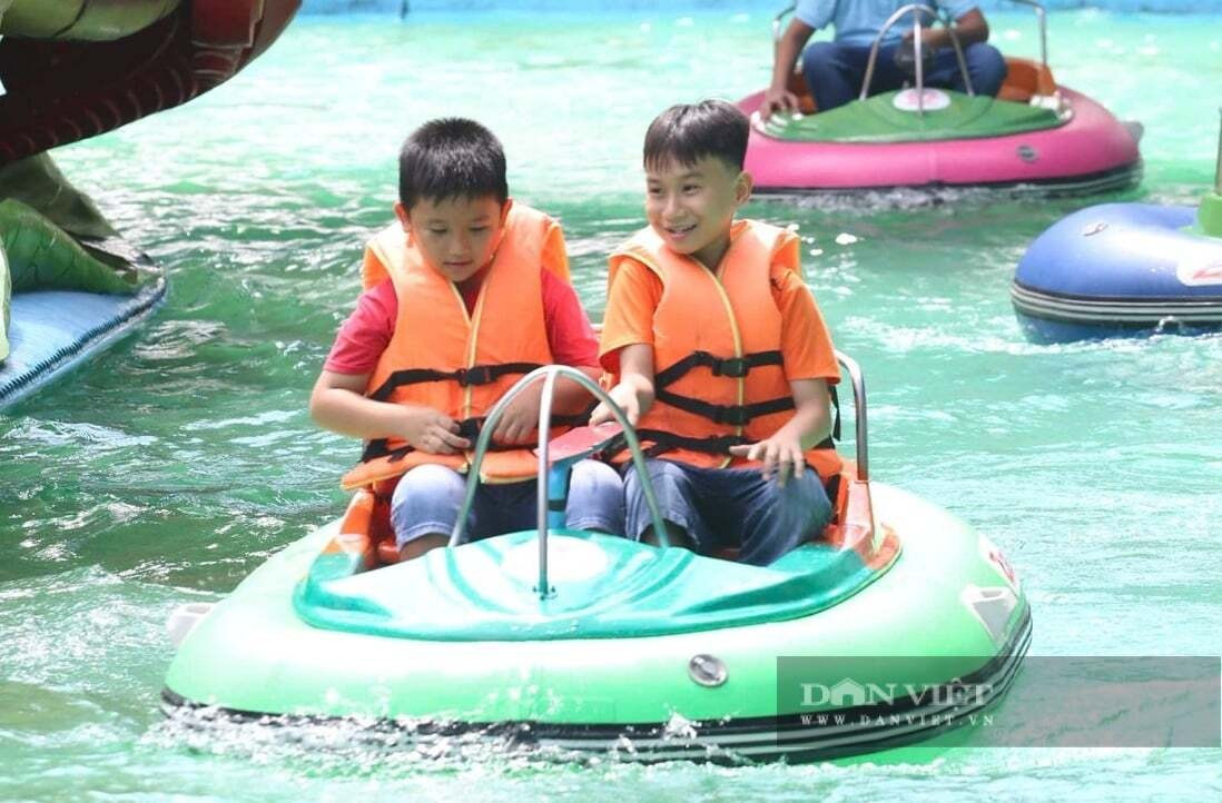 Khu công viên nước miễn phí hấp dẫn nhiều trẻ em với những trò chơi ngoài trời.