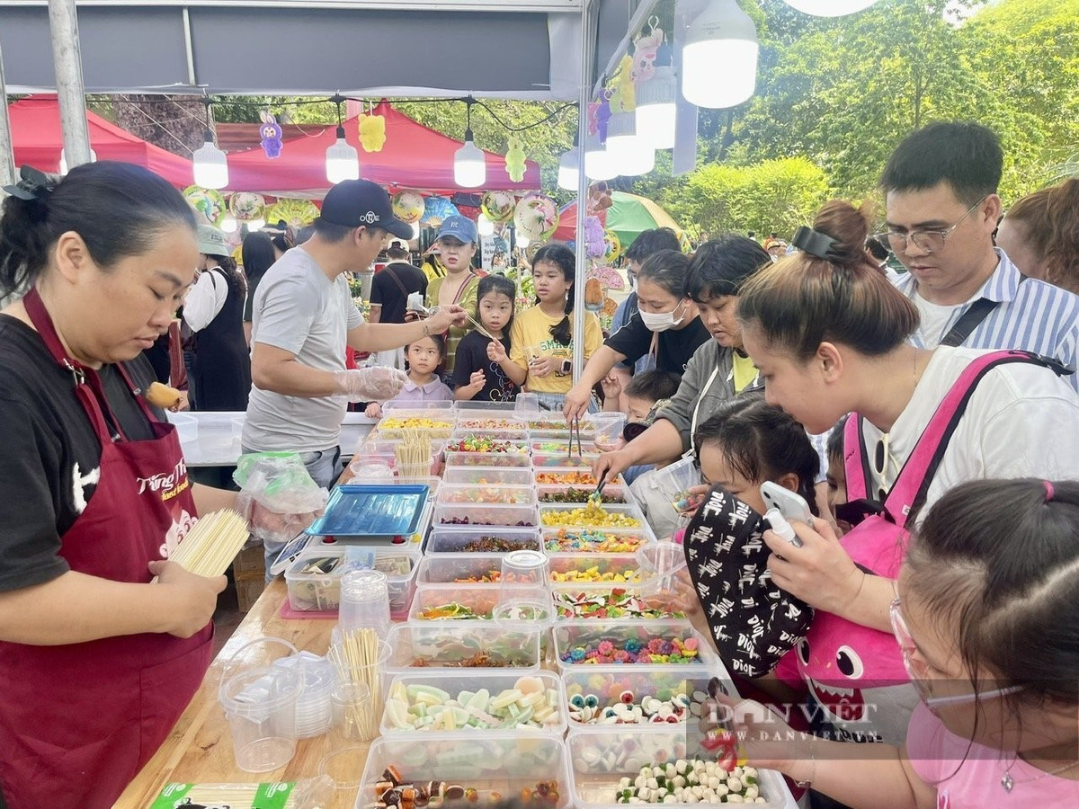 Những quầy bánh kẹo tự chọn hình các con vật nhỏ xinh thu hút đông đảo các bạn nhỏ.