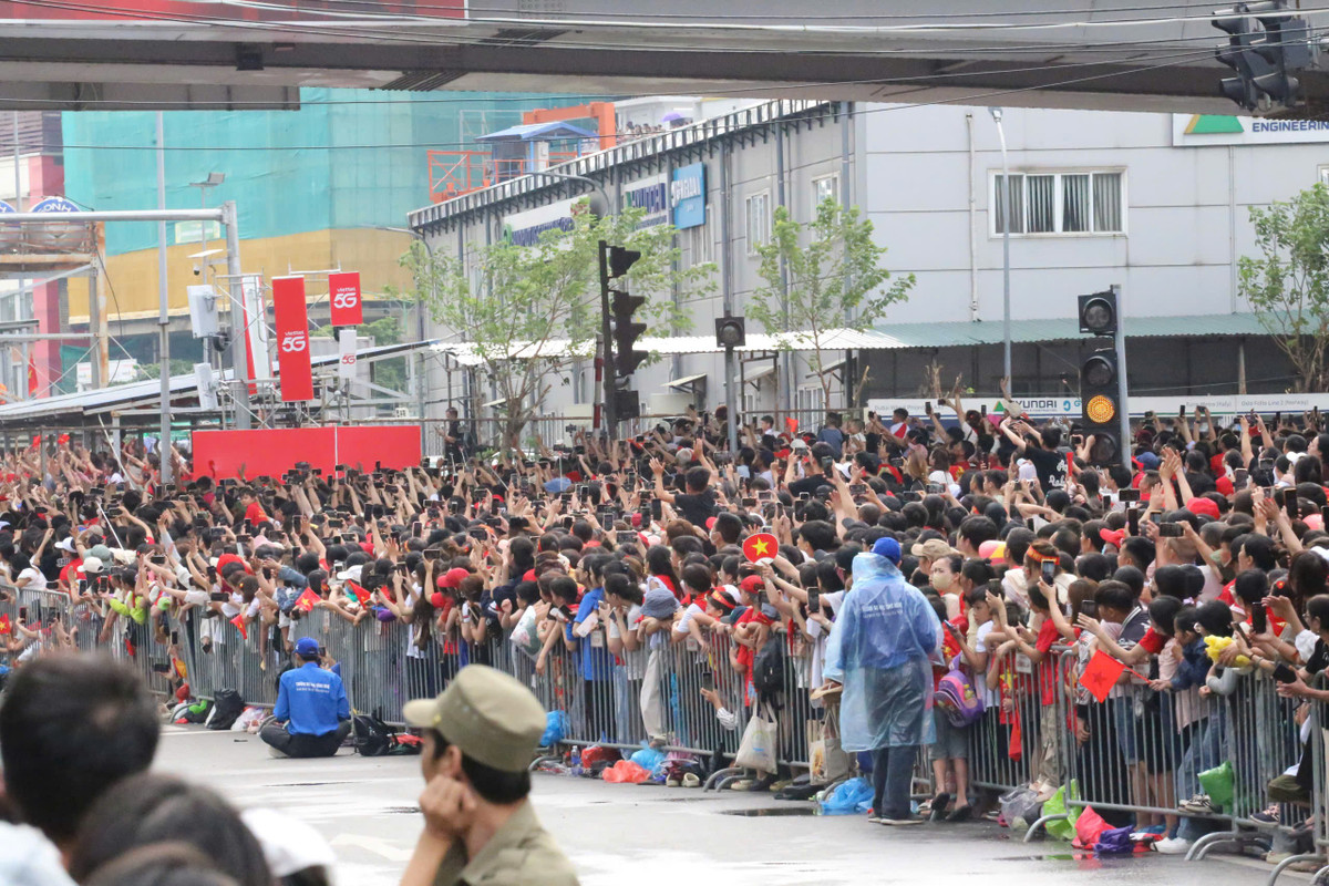 Người dân reo hò vui sướng khi các khối diễu binh đi qua, thể hiện tinh thần tự hào dân tộc.