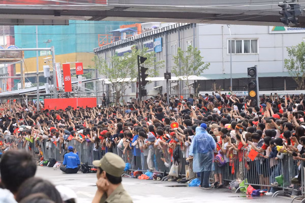 Người dân reo hò vui sướng khi các khối diễu binh đi qua, thể hiện tinh thần tự hào dân tộc.