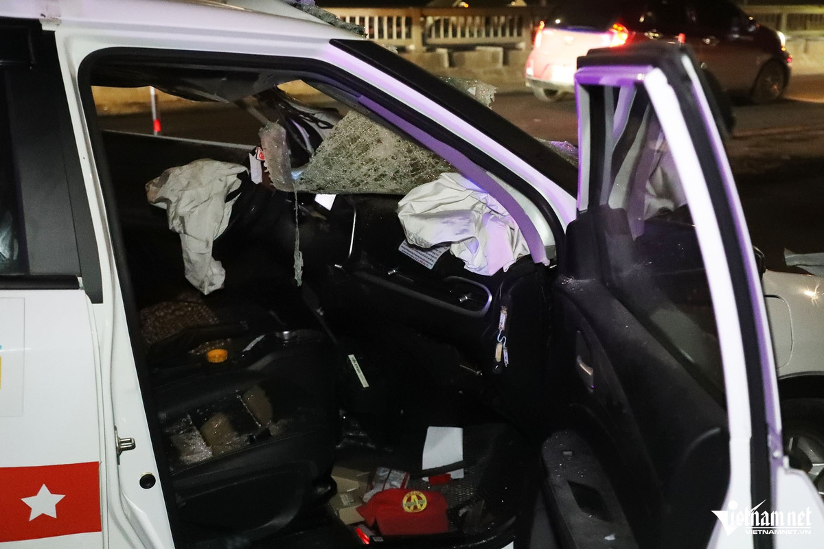 4 xe còn lại bị hư hỏng phần đầu, đuôi và thùng xe. Lái xe ô tô khách loại 16 chỗ ngồi đã điều khiển xe rời khỏi hiện trường ngay sau vụ tai nạn.