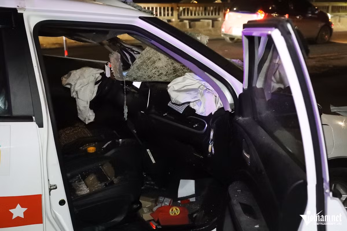 4 xe còn lại bị hư hỏng phần đầu, đuôi và thùng xe. Lái xe ô tô khách loại 16 chỗ ngồi đã điều khiển xe rời khỏi hiện trường ngay sau vụ tai nạn.