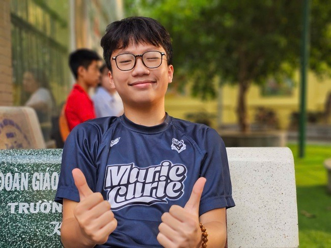 Thí sinh Nguyễn Nhật Giang tự tin chia sẻ: &quot;Hai môn Ngữ văn và Ngoại ngữ hôm qua em làm &quot;rất mượt&quot;, có thể nói là có triển vọng thủ khoa. Bước vào môn Toán, em giữ tinh thần thoải mái nhưng sẽ dốc toàn lực. Em hy vọng sẽ đạt trên 9 điểm để xứng đáng với kỳ vọng và công lao của thầy cô đã tận tâm dạy dỗ&quot;.