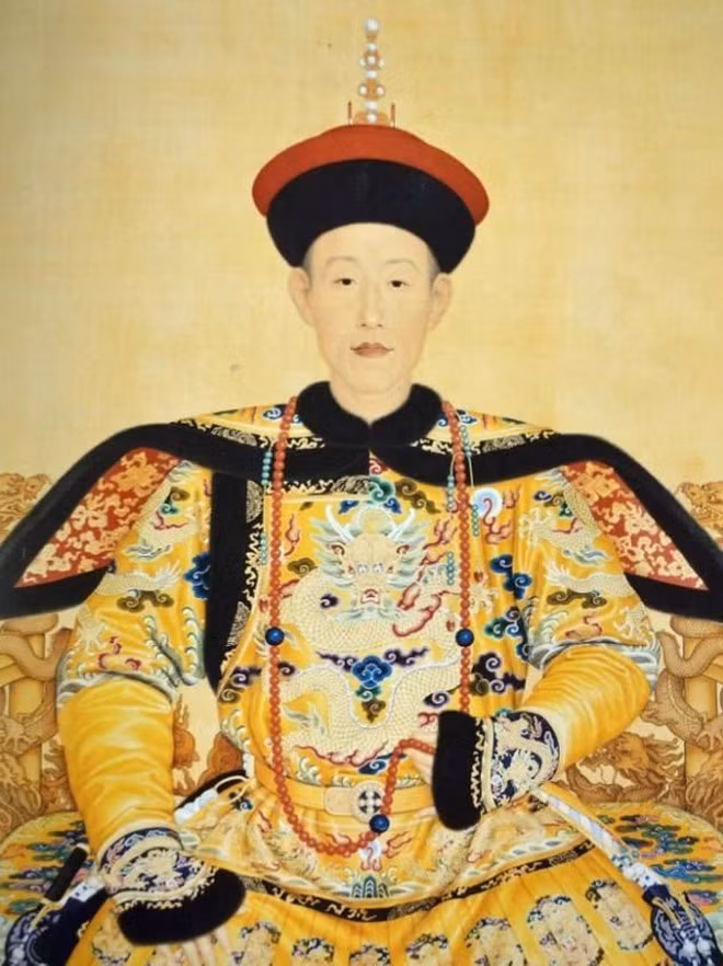 Từng câu từng chữ đều đang thể hiện ra sự không tôn trọng, bất kính với Hoàng Thượng, hơn nữa tên thí sinh thi trượt còn dám bình luận triều chính ư? Há chẳng phải thiên hạ đại loạn rồi sao? Vì thế đã giao nộp Ngô Anh cho Càn Long để ông xem xử lý thế nào.