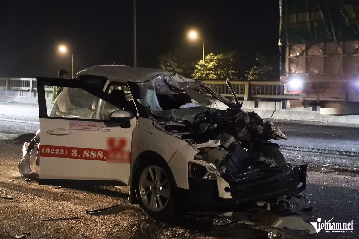 Sau cú đâm mạnh, ô tô con mang biển kiểm soát tỉnh Bắc Ninh bị biến dạng, nổ hai túi khí và 2 người ở trong xe bị thương.