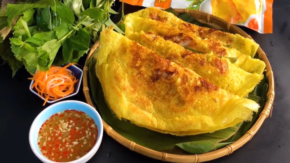 8. Bánh xèo: Bánh xèo là một món ăn truyền thống của Việt Nam, đặc biệt phổ biến ở miền Nam. Đây là loại bánh được làm từ bột gạo, nước và nghệ, tạo thành lớp vỏ vàng giòn. Bánh xèo thường được nhân với tôm, thịt heo, giá đỗ và hành lá, được chiên trong chảo cho đến khi giòn rụm.