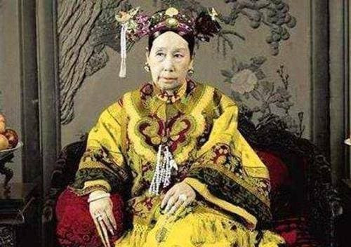 Năm Từ Hy 26 tuổi, vua hàm Phong băng hà. Kể từ đó Từ Hy bắt đầu cuộc sống quả phụ kéo dài hơn 40 năm trong chốn thâm cung lạnh lẽo. Trong khoảng thời gian đó, tuy Từ Hy cũng rất tích cực tranh quyền đoạt lợi, nhưng hễ rảnh rỗi thì lại cảm thấy rất buồn bã.