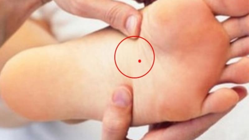 Đường quan lộc của những người này rất tốt, càng về sau, họ càng nhận được sự giúp đỡ và ủng hộ của nhiều người. Hơn nữa, những người sở hữu nốt ruồi thường may mắn có được chuyện tình duyên như ý, vững bền. (*Thông tin chỉ mang tính tham khảo!).