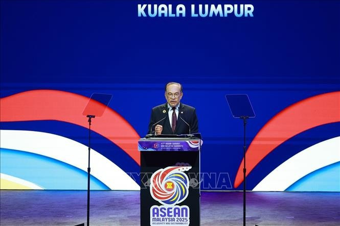 Thủ tướng Malaysia Anwar Ibrahim, Chủ tịch ASEAN 2025 phát biểu khai mạc Hội nghị Cấp cao ASEAN 47 và các Hội nghị Cấp cao liên quan. Ảnh: Dương Giang/TTXVN