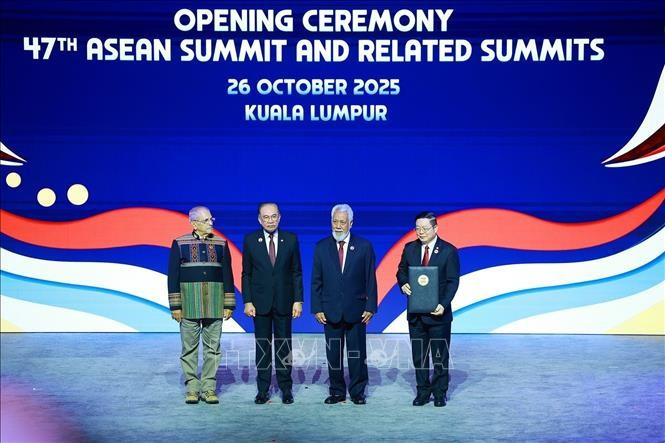 Lễ trao Tuyên bố về việc kết nạp Timor-Leste vào ASEAN cho Tổng Thư ký ASEAN Kao Kim Hourn.
