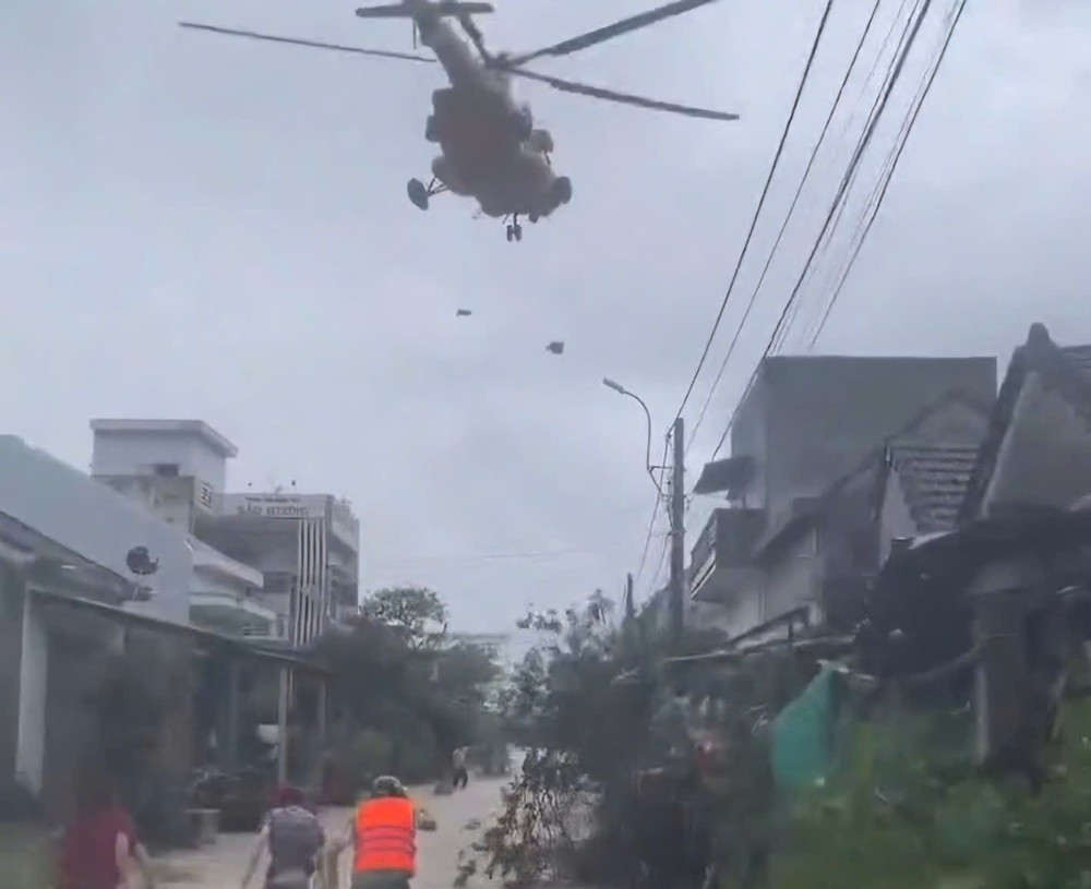 Trực thăng tiếp tế lương thực cho người dân vùng cô lập. Ảnh: N.D.