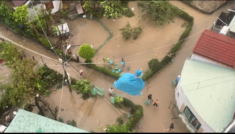 Gói hàng cứu trợ được thả xuống tiếp tế cho người dân. Ảnh: V.D