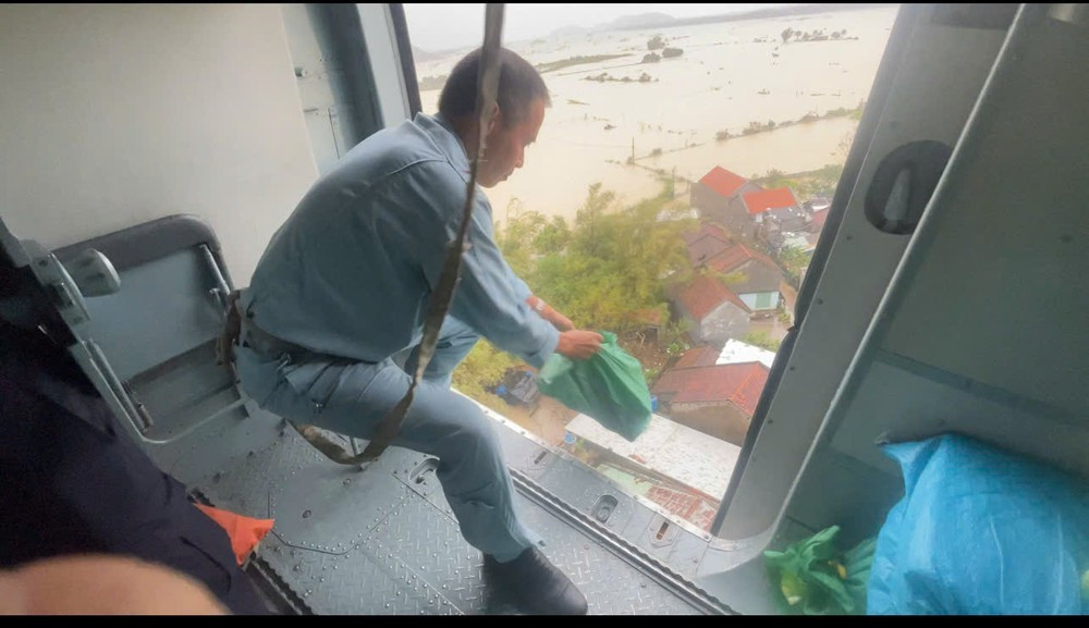 Lực lượng tiếp tế lương thực đã thả hàng tấn lương thực giúp bà con vùng lũ. Ảnh: V.D