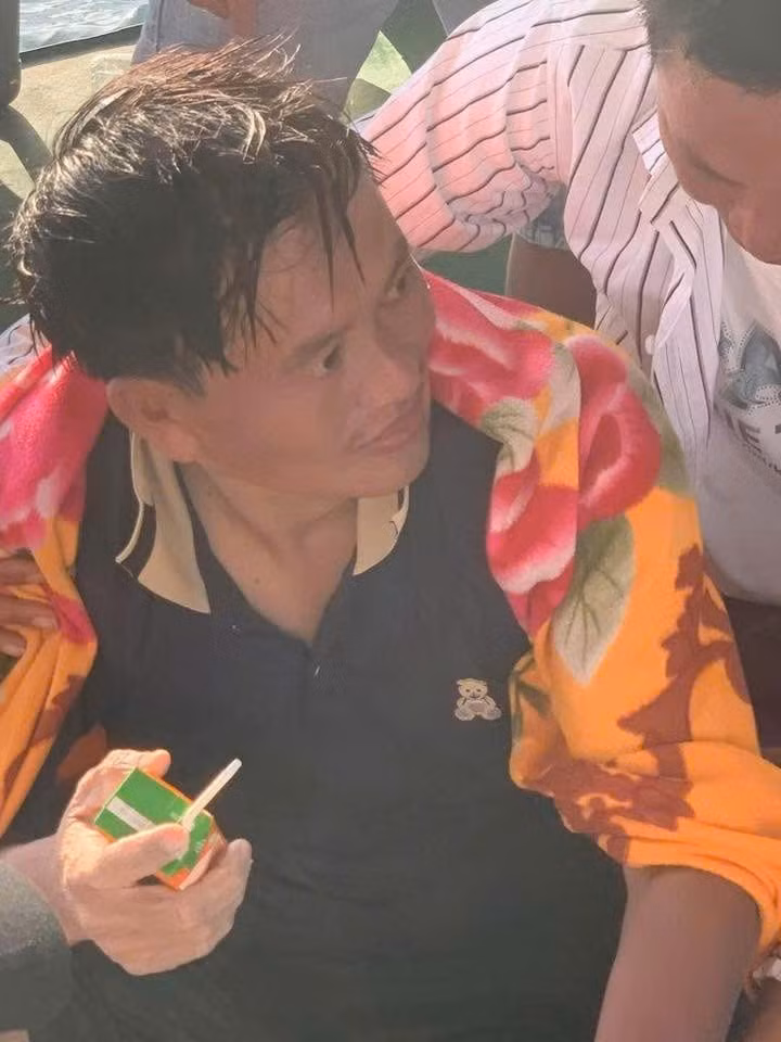 Anh Lê Văn Sanh được cứu vớt đưa lên tàu.