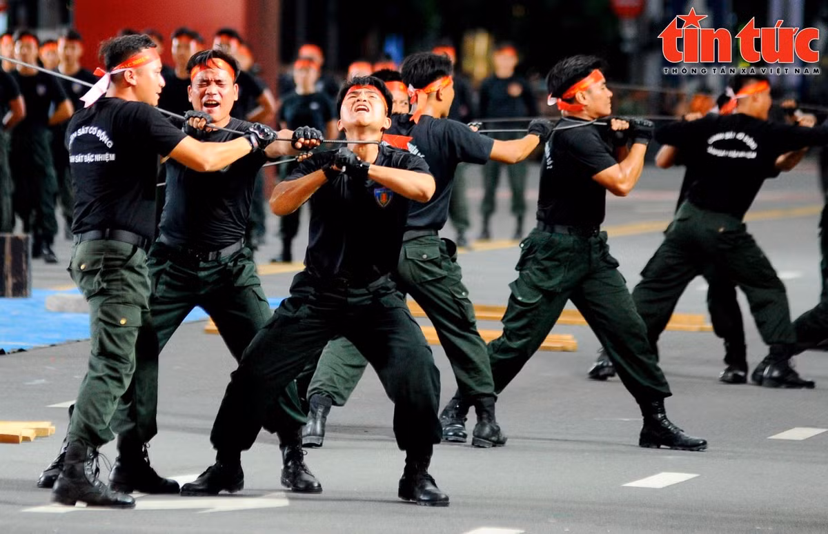 Dùng yết hầu uốn cong thanh sắt.