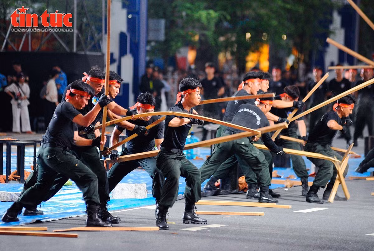 Các chiến sĩ CSCĐ thể hiện sự rắn chắc, cường tráng qua tiết mục trình diễn khí công.