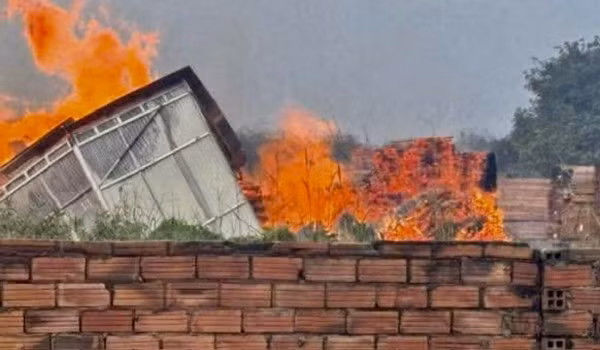 Ngọn lửa bao trùm toàn bộ khu xưởng.