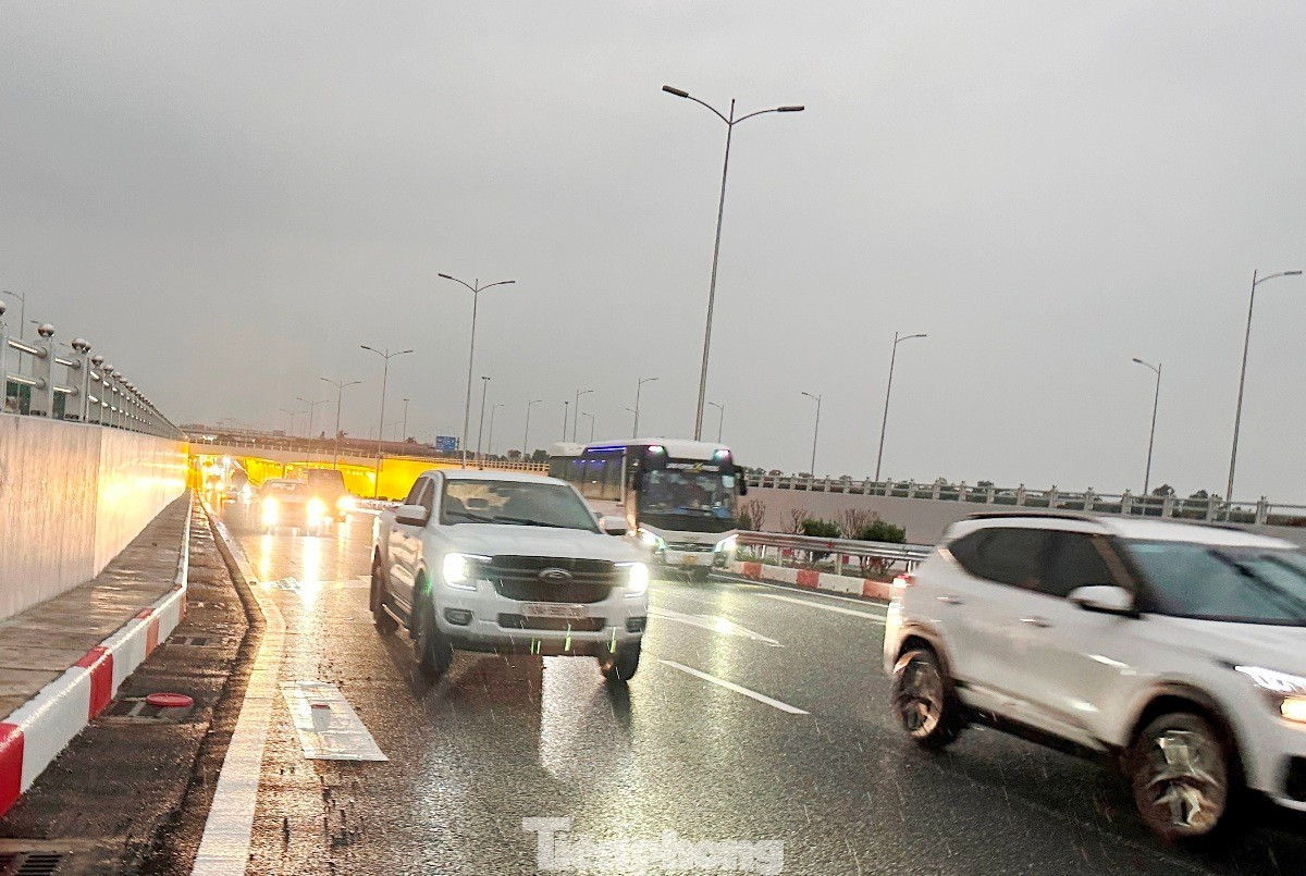 Phương án này được chủ đầu tư là Ban QLDA đầu tư xây dựng tỉnh Ninh Bình (trước đây là Ban Quản lý dự án đầu tư xây dựng Hà Nam) cho biết, giúp cao tốc không bị giao cắt đồng mức, gây xung đột giao thông, phương án đi qua hầm vẫn đảm bảo xe đi trên cao tốc lưu thông với tốc độ từ 100-120 km/h.