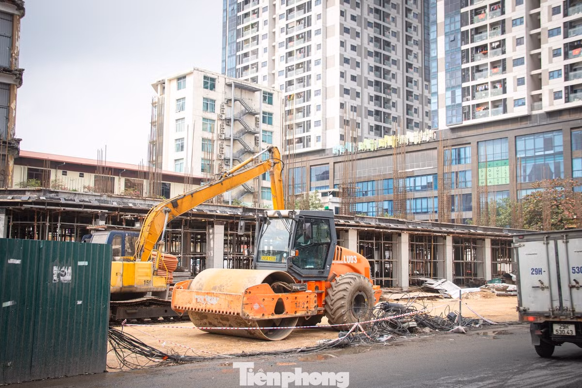 Về hướng giải quyết, lãnh đạo Ban Quản lý dự án thông tin, hiện tại, khung giá đất bồi thường đã được phê duyệt. Đơn vị đang chờ Sở Xây dựng thẩm định và ban hành giá nhà tái định cư. Ngay sau khi có đơn giá này, Ban sẽ công khai phương án bồi thường, hỗ trợ tái định cư tới người dân, phấn đấu phê duyệt phương án trong tháng 2/2026.