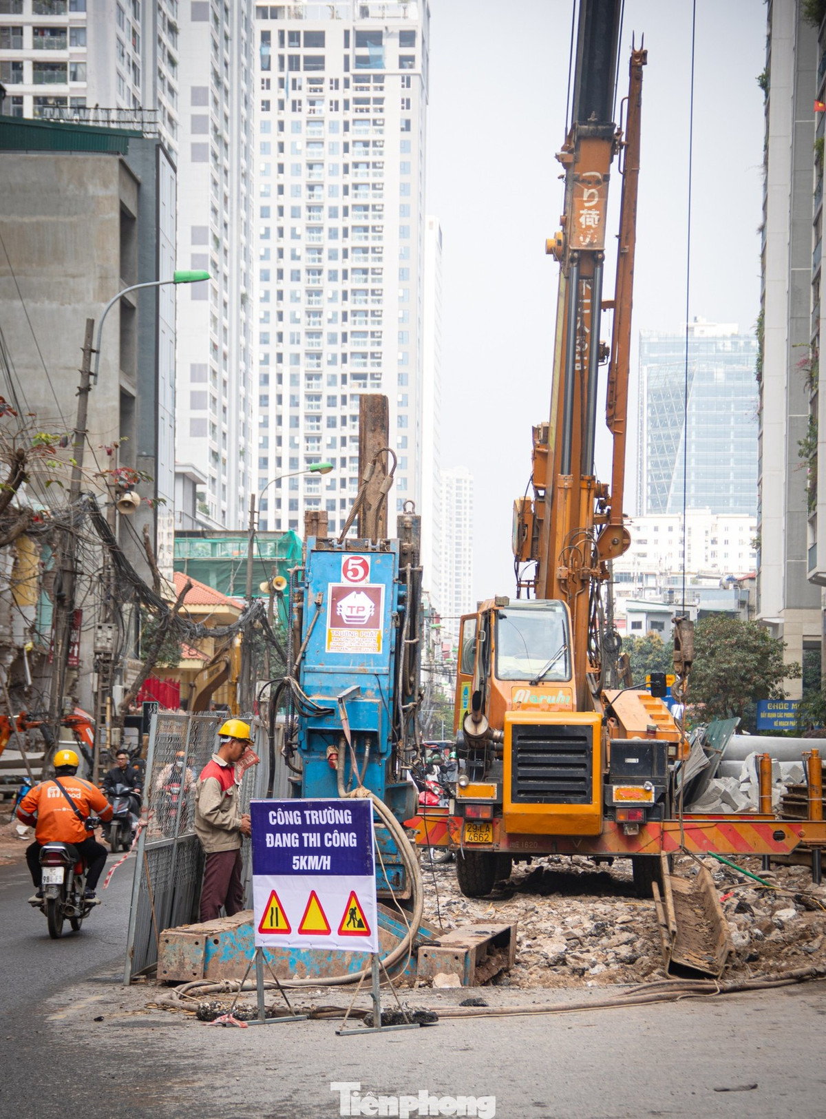 Hiện nhà thầu đang huy động nhân lực thi công đá lát vỉa hè và các công trình ngầm đoạn đã mở rộng.