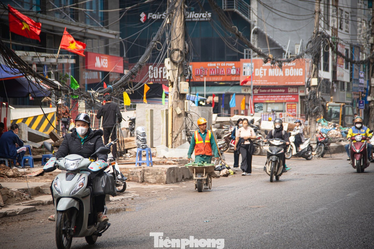Thông tin về tiến độ dự án cải tạo, mở rộng đường Nguyễn Tuân, đại diện Ban Quản lý dự án Đầu tư xây dựng quận Thanh Xuân cho biết, hiện công tác giải phóng mặt bằng vẫn đang vướng mắc tại khu tập thể 2 tầng (địa chỉ số 35A Nguyễn Tuân), liên quan đến 6 hộ gia đình.
