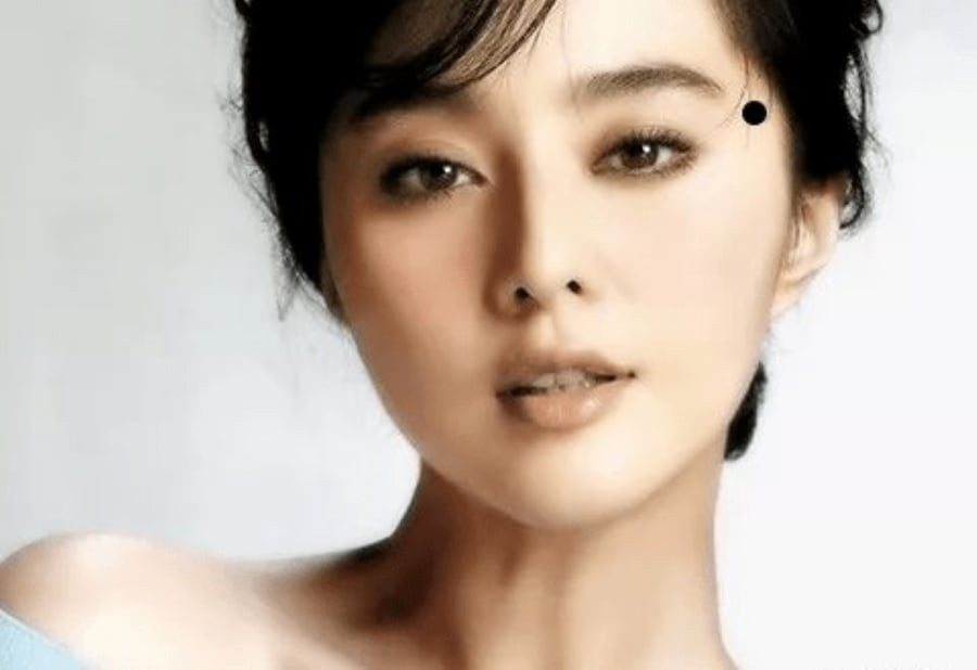  5. Có một nốt ruồi ở thái dương. Ngôi đền này còn được gọi là "Cung điện di cư" theo nhân tướng học. Nốt ruồi ở thái dương còn tượng trưng cho sự may mắn trong việc đi lại, đi chơi, thăng chức, nhập cư và định cư.