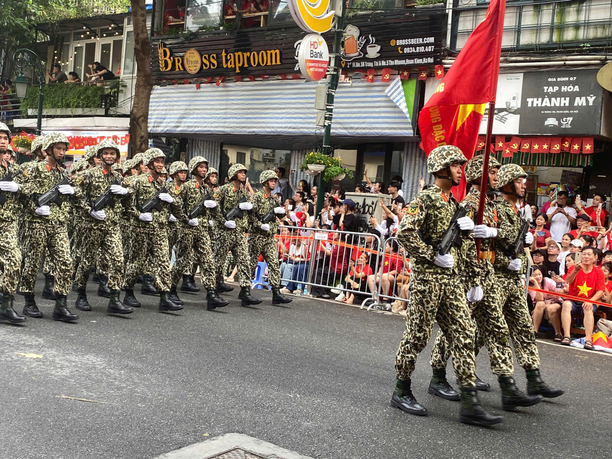 Ở mỗi tuyến đường đi qua, các chiến sĩ diễu binh nhận được sự chào đón nồng nhiệt của hàng vạn người dân.