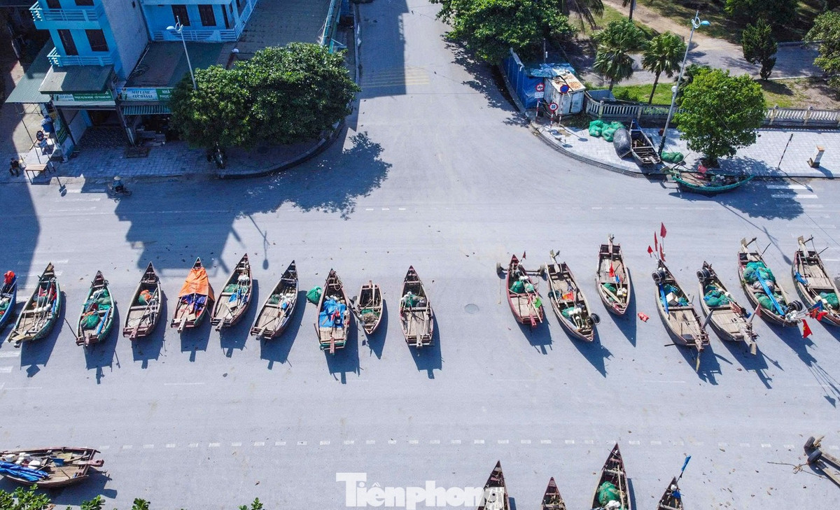 Những con thuyền được chuyển lên đường phố, nằm nối dài thành hàng thẳng tắp để tránh bão số 10. Đây không chỉ là giải pháp ứng phó tình thế, mà còn thể hiện kinh nghiệm lâu đời của ngư dân vùng biển Sầm Sơn trong việc sống chung với thiên tai.