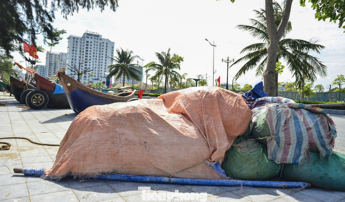 Ngư lưới cụ được người dân Sầm Sơn chằng buộc kỹ lưỡng đề phòng chống bão số 10.