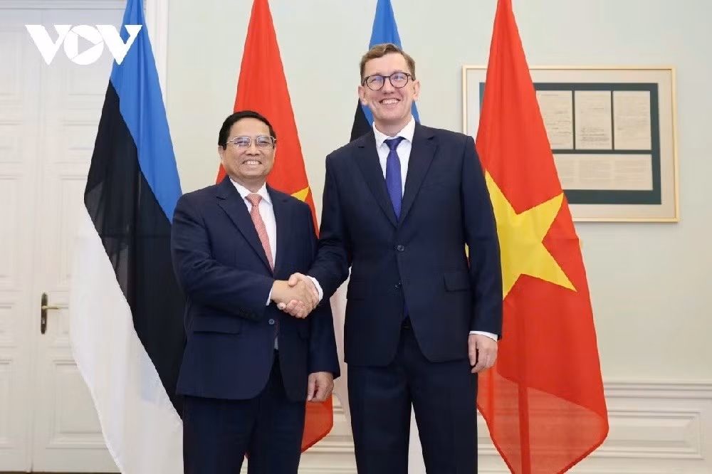 Trưa 6/6, Thủ tướng Phạm Minh Chính hội đàm với Thủ tướng Estonia Kristen Michal. Hai bên nhất trí tạo điều kiện cho doanh nghiệp hai nước đầu tư, kinh doanh tại hai nước. Thủ tướng Phạm Minh Chính mong muốn Estonia làm cầu nối giúp các mặt hàng xuất khẩu của Việt Nam tiếp cận sâu rộng hơn với thị trường Bắc Âu và EU. Thủ tướng Kristen Michal khẳng định Estonia mong muốn tăng cường hợp tác trên mọi lĩnh vực với Việt Nam cũng như sẵn sàng sát cánh cùng Việt Nam trong quá trình chuyển đổi số, đổi mới sáng tạo. toan canh chuyen tham chinh thuc estonia cua thu tuong pham minh chinh hinh anh 7