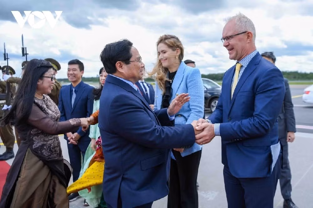 Trưa 7/6, Thủ tướng Phạm Minh Chính và Phu nhân cùng đoàn đại biểu cấp cao Việt Nam kết thúc tốt đẹp chuyến thăm chính thức Estonia, tiếp tục sang Pháp tham dự Hội nghị Cấp cao Liên Hợp Quốc lần thứ 3 hỗ trợ thực hiện Mục tiêu phát triển bền vững số 14: Bảo tồn và sử dụng bền vững đại dương, biển và nguồn lợi biển để phát triển bền vững (Hội nghị Đại dương Liên Hợp Quốc lần thứ 3) và tiến hành các hoạt động song phương tại Pháp.