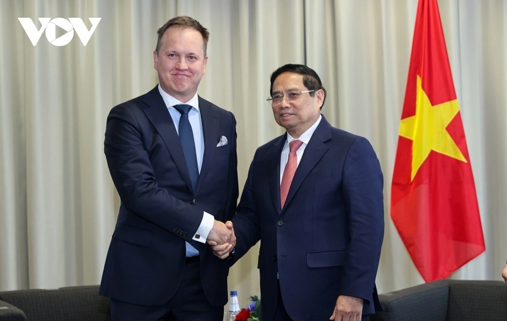 Cũng trong chiều 6/6, Thủ tướng Phạm Minh Chính tiếp ông Carlo Lustrissimi, Tổng Giám đốc, đồng sáng lập Công ty 5.0 Robotics. Thủ tướng Phạm Minh Chính bày tỏ mong muốn Công ty 5.0 Robotics với công nghệ hiện đại và kinh nghiệm phong phú sẽ thúc đẩy phát triển hệ sinh thái đổi mới sáng tạo tại Việt Nam, đặc biệt là lĩnh vực AI, nhà máy thông minh, đào tạo nhân lực chất lượng cao…