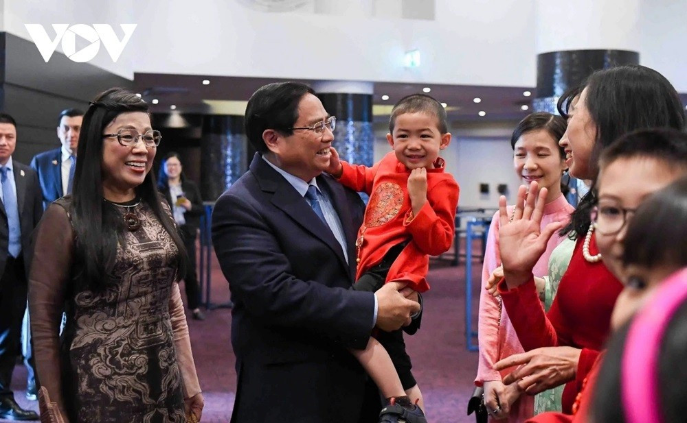 Sáng 7/6, Thủ tướng Phạm Minh Chính và Phu nhân có cuộc gặp mặt thân mật với cán bộ, nhân viên Đại sứ quán Việt Nam tại Phần Lan kiêm nhiệm Estonia và đại diện cộng đồng người Việt Nam đang sinh sống, làm việc tại Estonia. Thủ tướng Phạm Minh Chính khẳng định Đảng, Nhà nước luôn quan tâm cộng đồng Việt Nam ở nước ngoài. Sáng cùng ngày, Thủ tướng và Phu nhân tới thăm gia đình ông Nguyễn Việt Thắng, chủ một nhà hàng ẩm thực Việt Nam nổi tiếng tại Thủ đô Tallinn của Estonia