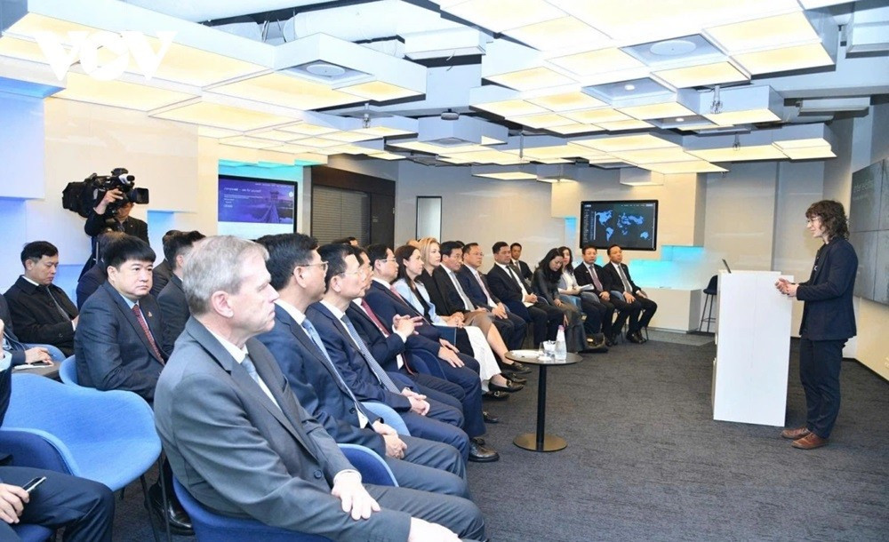 Sáng 6/6, Thủ tướng Phạm Minh Chính và đoàn đại biểu cấp cao Việt Nam đã tới thăm Trung tâm e-Estonia - biểu tượng của Chính phủ số hàng đầu thế giới. Đoàn đã nghe đại diện Trung tâm e-Estonia giới thiệu về hạ tầng số X-Road, dịch vụ công trực tuyến, hệ thống an ninh mạng, chương trình “e-Residency” cho phép người nước ngoài trở thành công dân kỹ thuật số của Estonia để khởi nghiệp và vận hành doanh nghiệp từ xa…