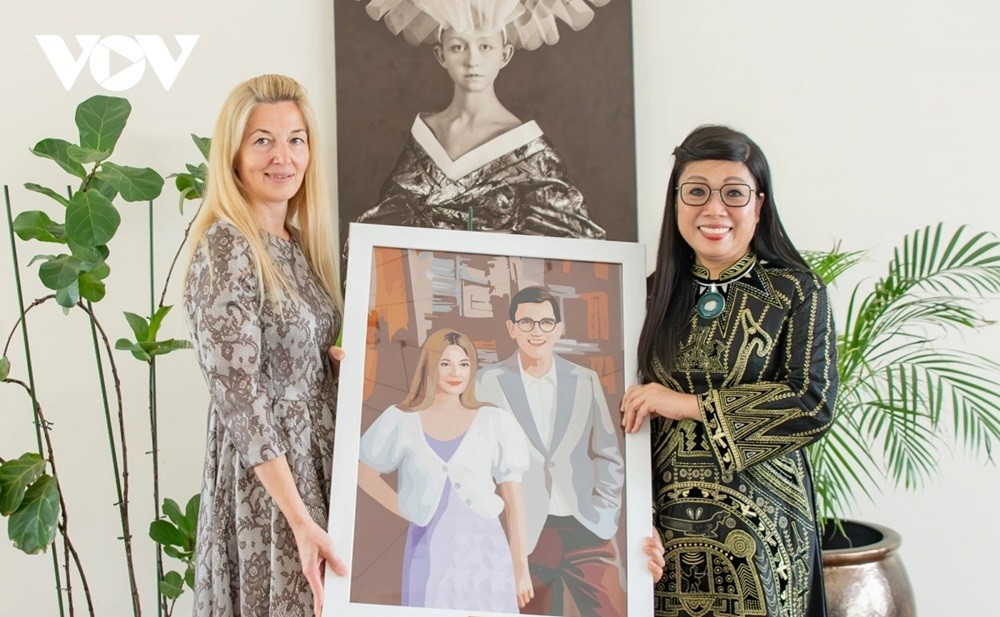 Trong khuôn khổ chuyến thăm chính thức Estonia, Phu nhân Thủ tướng Estonia, bà Evelin Oras đã có buổi chiêu đãi Phu nhân Thủ tướng Phạm Minh Chính, bà Lê Thị Bích Trân. Hai Phu nhân cũng đã đến thăm Học viện Nghệ thuật Estonia, Đại học Âm nhạc và Ballet Tallinn và Trung tâm thiết kế Maison Lili Jahilo. Trong ảnh: Phu nhân Lê Thị Bích Trân tặng Phu nhân Evelin Oras món quà đặc biệt là bức tranh ghép hình Thủ tướng Estonia Kristen Michal và Phu nhân Evelin Oras từ gần 2.000 mảnh vải.