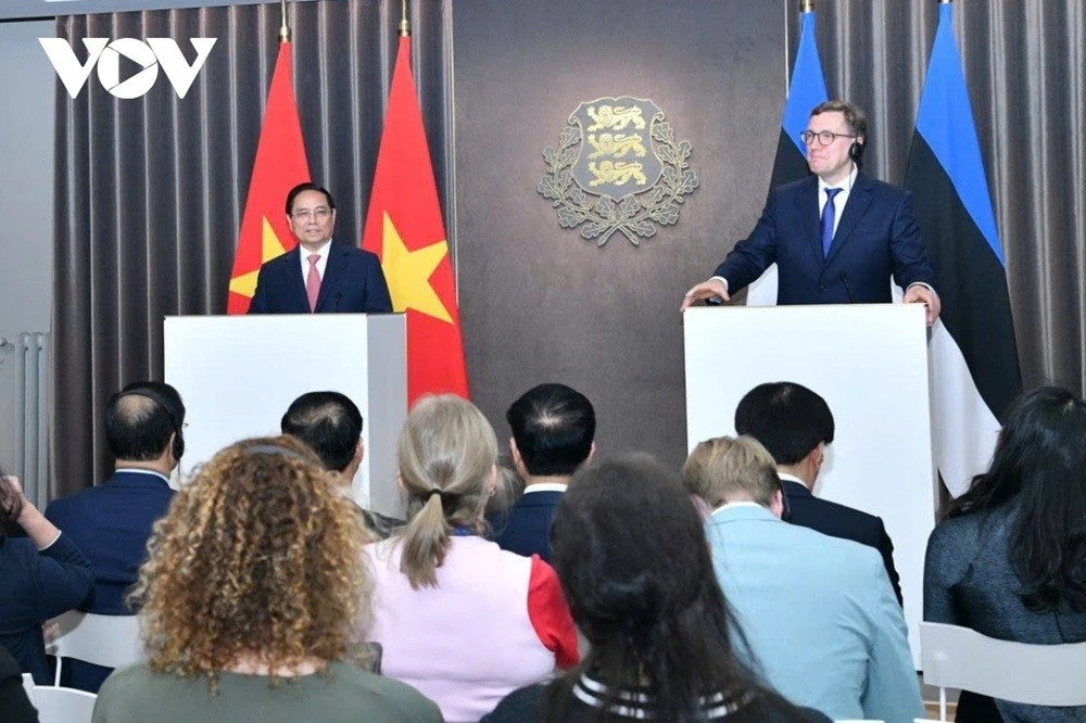 Sau hội đàm, Thủ tướng Phạm Minh Chính và Thủ tướng Estonia Kristen Michal đã chứng kiến Lễ ký kết và trao đổi Bản ghi nhớ về hợp tác giữa Bộ Ngoại giao Việt Nam và Bộ Ngoại giao Estonia, Bản ghi nhớ về hợp tác chuyển đổi số và kinh tế số giữa Bộ Khoa học và Công nghệ Việt Nam với Bộ Tư pháp và Chuyển đổi số Estonia. Phát biểu tại cuộc gặp gỡ báo chí, Thủ tướng Phạm Minh Chính cho biết, 2 bên đã thống nhất cao thúc đẩy quan hệ 2 đất nước lên tầm cao mới, sâu sắc hơn, bao trùm hơn, hiệu quả hơn.