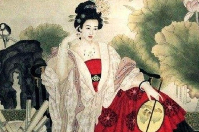 Trong khoảnh khắc xúc động, nàng nghẹn ngào thốt lên: "Hoa à, hoa à! Ngươi mỗi năm mỗi tuổi đều có lúc nở, còn ta đến khi nào mới có được ngày ấy?". Lời chưa dứt, nước mắt đã lăn dài trên má. Khi nàng đưa tay chạm vào cánh hoa, những chiếc lá bỗng cuộn lại, đó chính là một bụi hoa trinh nữ (cây xấu hổ). Một cung nữ chứng kiến cảnh tượng đó đã truyền tai nhau câu chuyện, và từ đó biệt hiệu "Tu Hoa" của Dương Quý Phi được lan truyền khắp hậu cung.