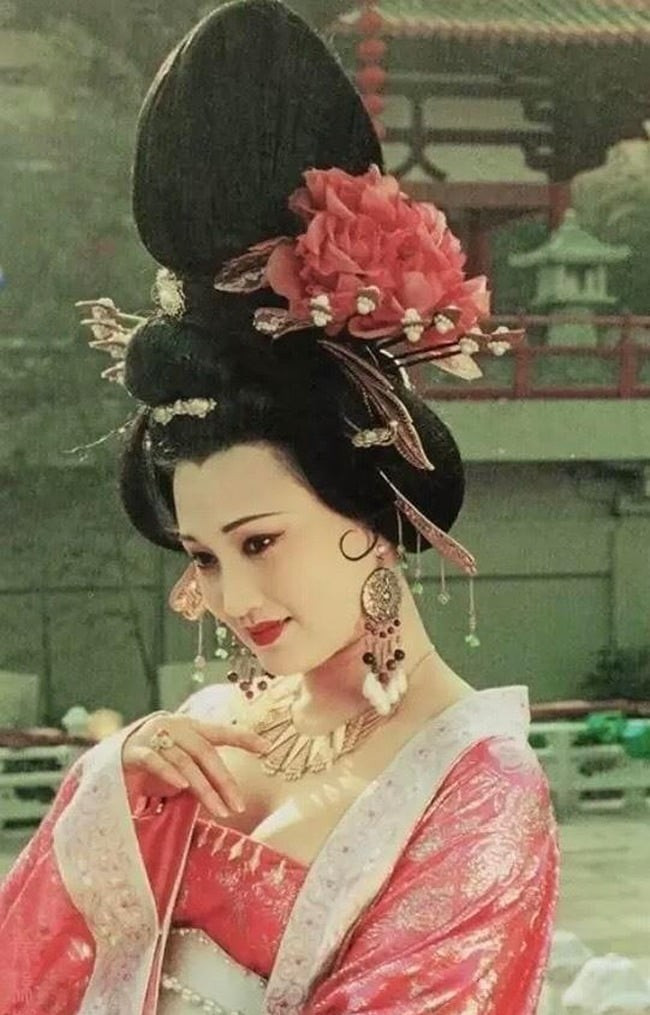 Vẻ đẹp của Dương Quý Phi đã đi vào thi ca suốt nhiều thế hệ. Thi tiên Lý Bạch từng dành hẳn ba bài thơ mang tên "Thanh bình điệu" để ca ngợi sắc nước hương trời của bà, làm cho hình tượng Dương Quý Phi vượt khỏi khuôn khổ sử sách mà đi sâu vào đời sống văn hóa, nghệ thuật Trung Hoa.