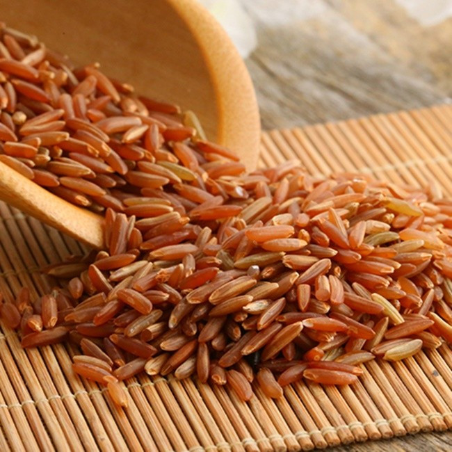 Loại gạo này có hình bầu dục thon dài hơn hạt gạo bình thường một chút, màu đỏ sẫm từ trong ra ngoài, cực kỳ bổ dưỡng, cơm nấu xong có mùi thơm quyến rũ, hương vị tuyệt hảo.