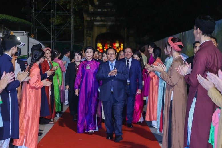 Thủ tướng Chính phủ Phạm Minh Chính và bà Ngô Phương Ly, Phu nhân Tổng Bí thư Tô Lâm tới dự khai mạc Lễ hội Văn hoá thế giới tại Hà Nội lần thứ nhất - Ảnh: VGP/Nhật Bắc