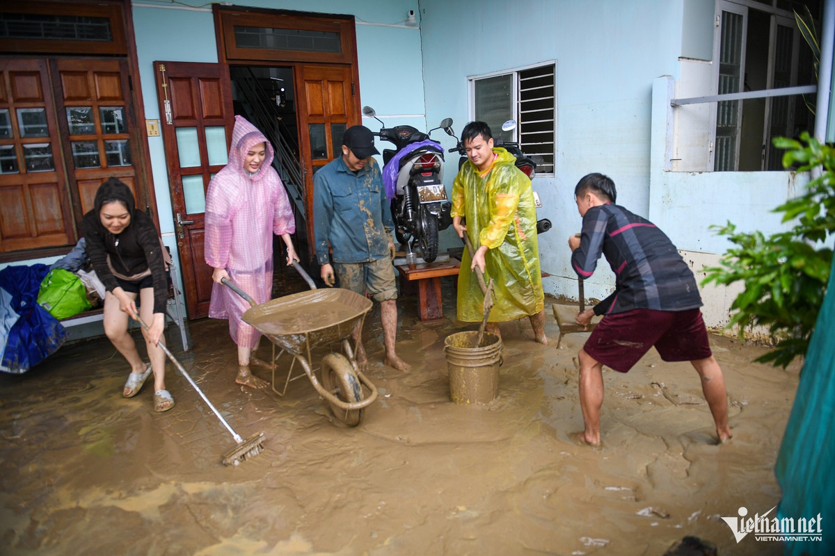 Gần đó, gia đình chị Kim Thư đã dọn phần bùn non ở sân suốt 2 ngày vẫn chưa xong. Trước đó khi nước rút, lớp bùn đọng sâu tới đầu gối.