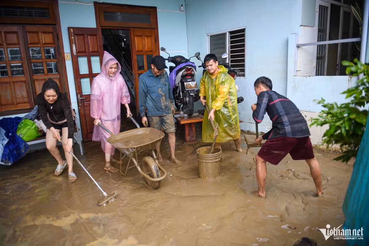 Gần đó, gia đình chị Kim Thư đã dọn phần bùn non ở sân suốt 2 ngày vẫn chưa xong. Trước đó khi nước rút, lớp bùn đọng sâu tới đầu gối.