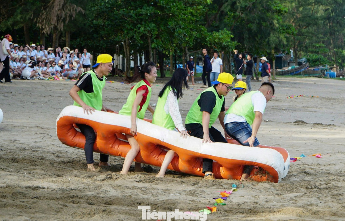 Trên bãi cát, nhiều người tham gia các hoạt động vui chơi, team building. Để đảm bảo an toàn cho người dân và du khách, lực lượng cứu hộ, cứu nạn đã túc trực tại bãi biển, thường xuyên nhắc nhở người dân hạn chế xuống tắm biển. Đến ngày 28/9, phường Sầm Sơn sẽ cấm tất cả các hoạt động vui chơi, tắm biển.